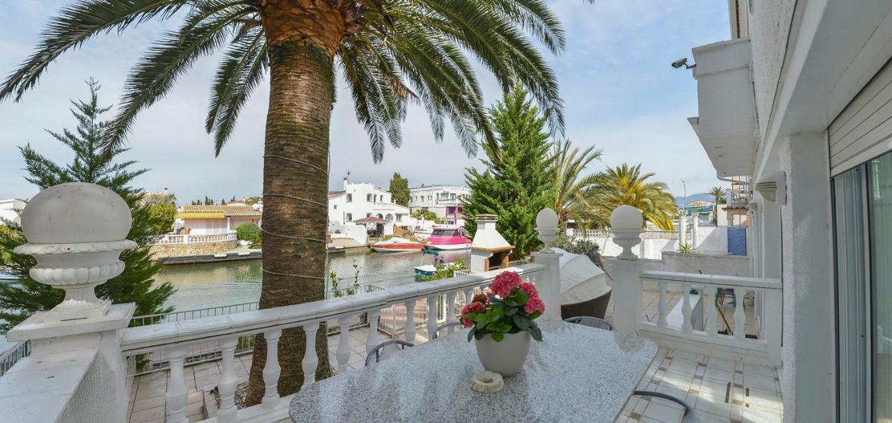 Villa Requesens On Canal Empuriabrava Exterior photo