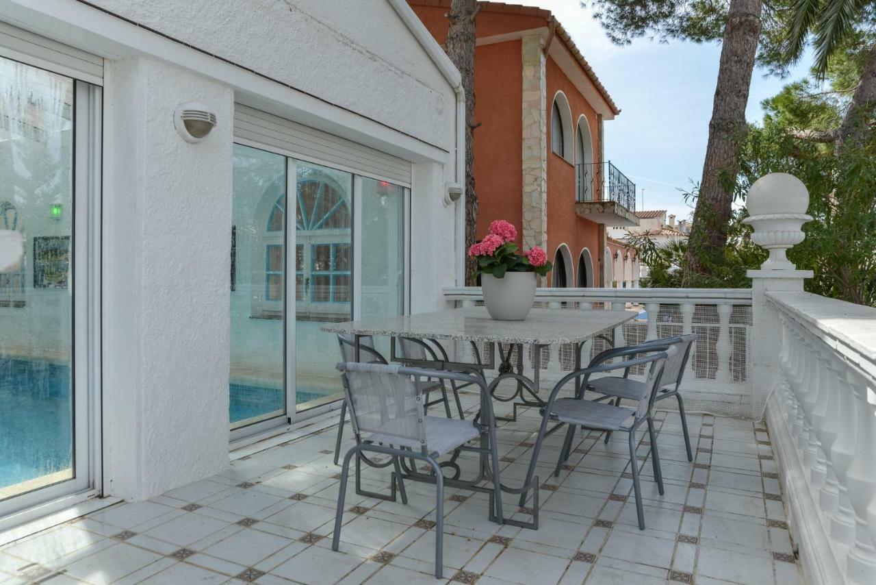 Villa Requesens On Canal Empuriabrava Exterior photo