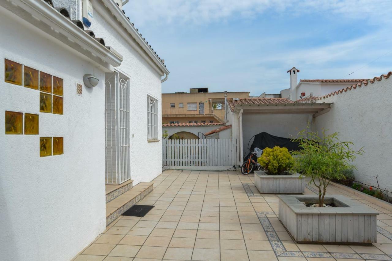 Villa Requesens On Canal Empuriabrava Exterior photo