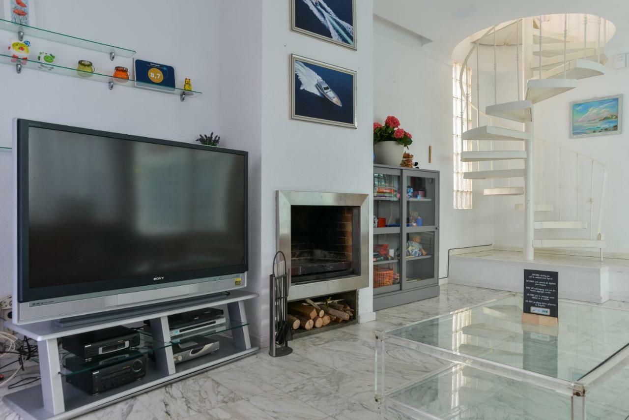 Villa Requesens On Canal Empuriabrava Exterior photo