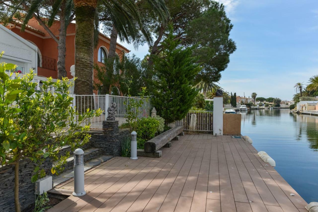 Villa Requesens On Canal Empuriabrava Exterior photo